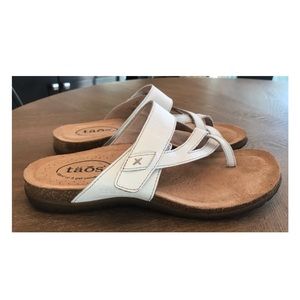Taos white leather sandals Sz 8